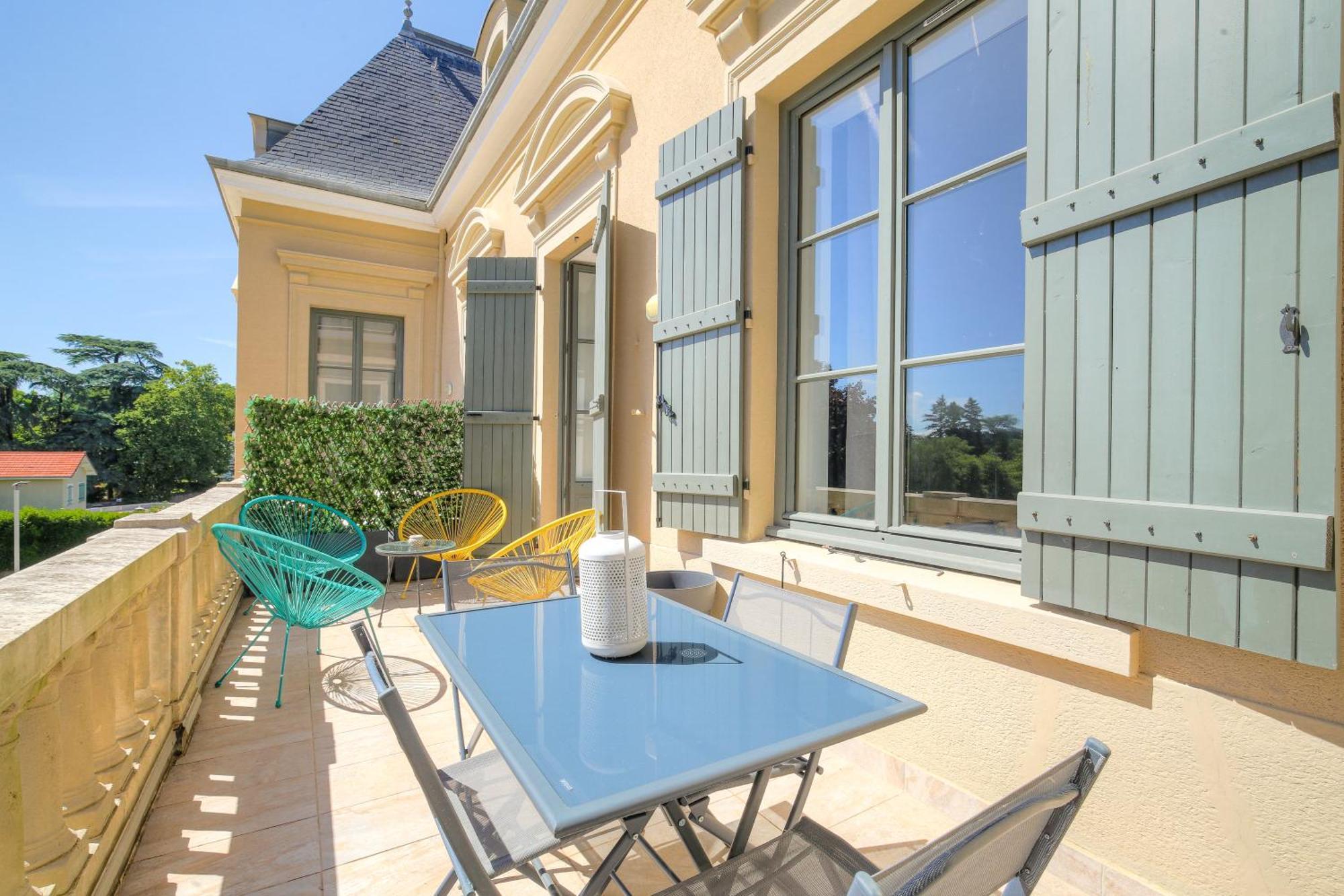 Chateau Ecully - Appartement 2 Chambres - Terrasse & Parking Dış mekan fotoğraf