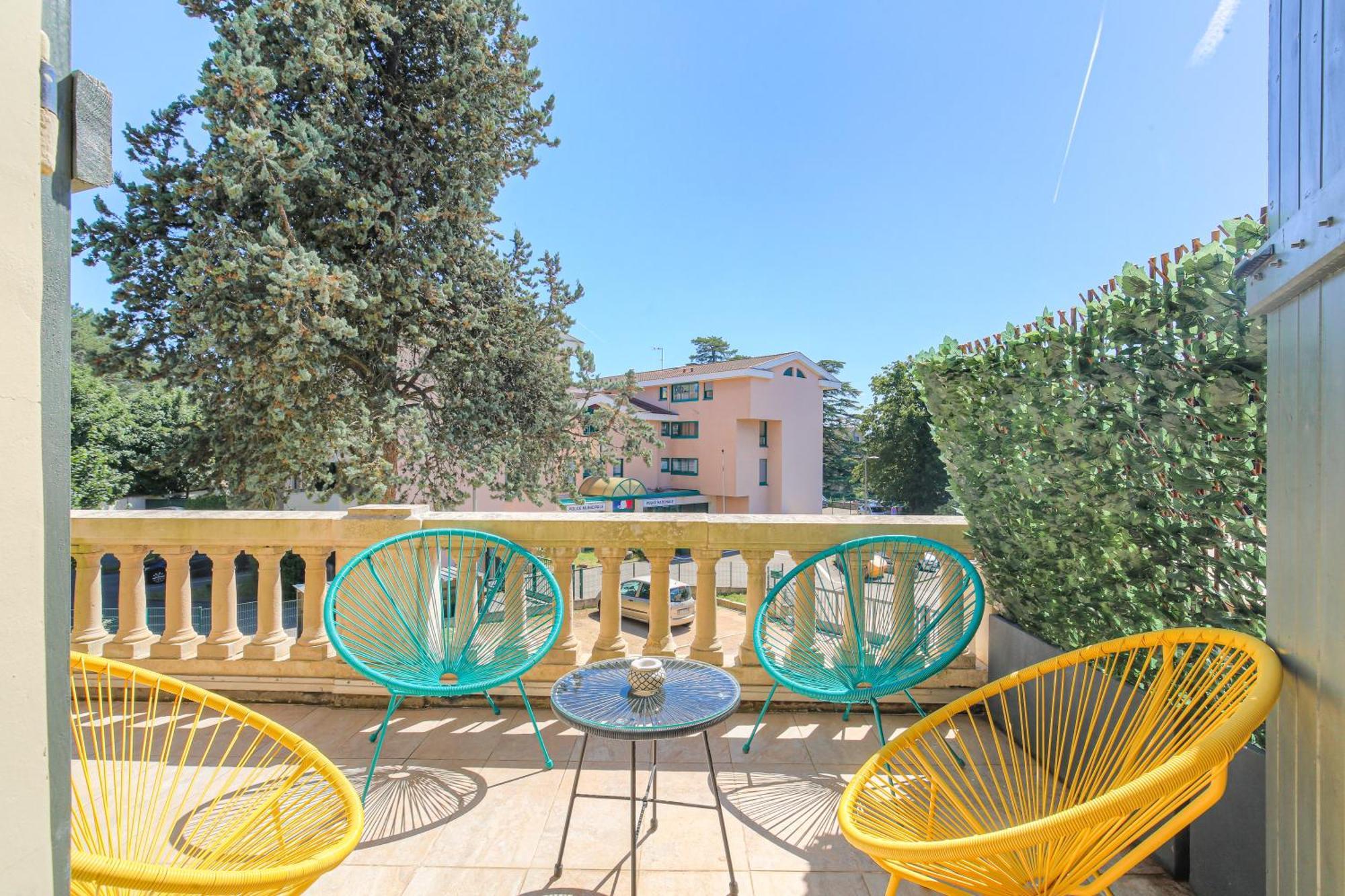 Chateau Ecully - Appartement 2 Chambres - Terrasse & Parking Dış mekan fotoğraf