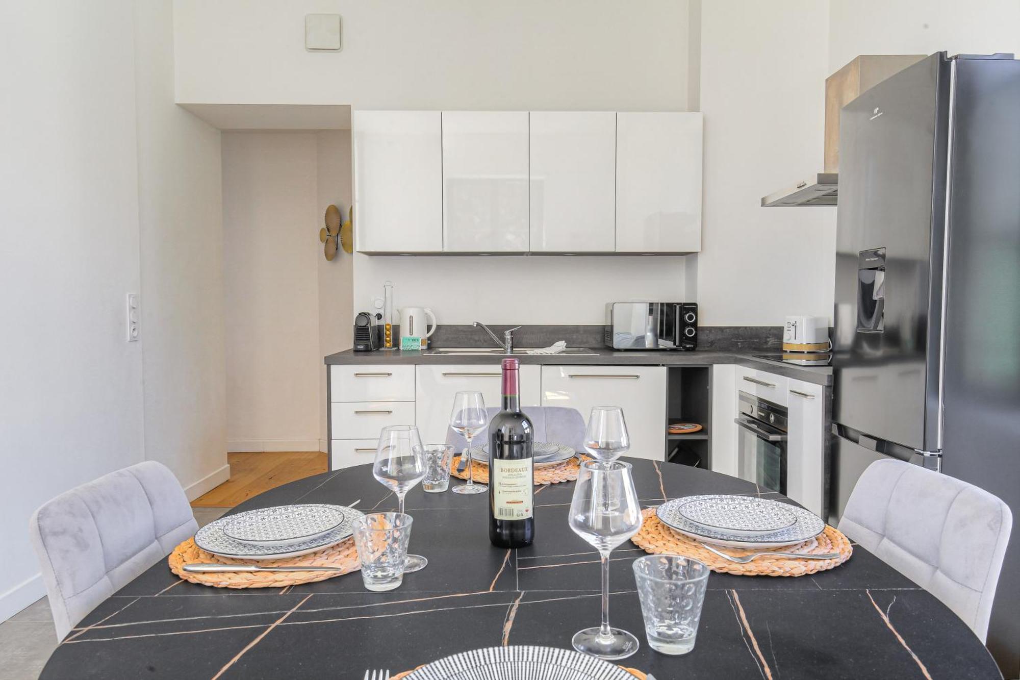 Chateau Ecully - Appartement 2 Chambres - Terrasse & Parking Dış mekan fotoğraf